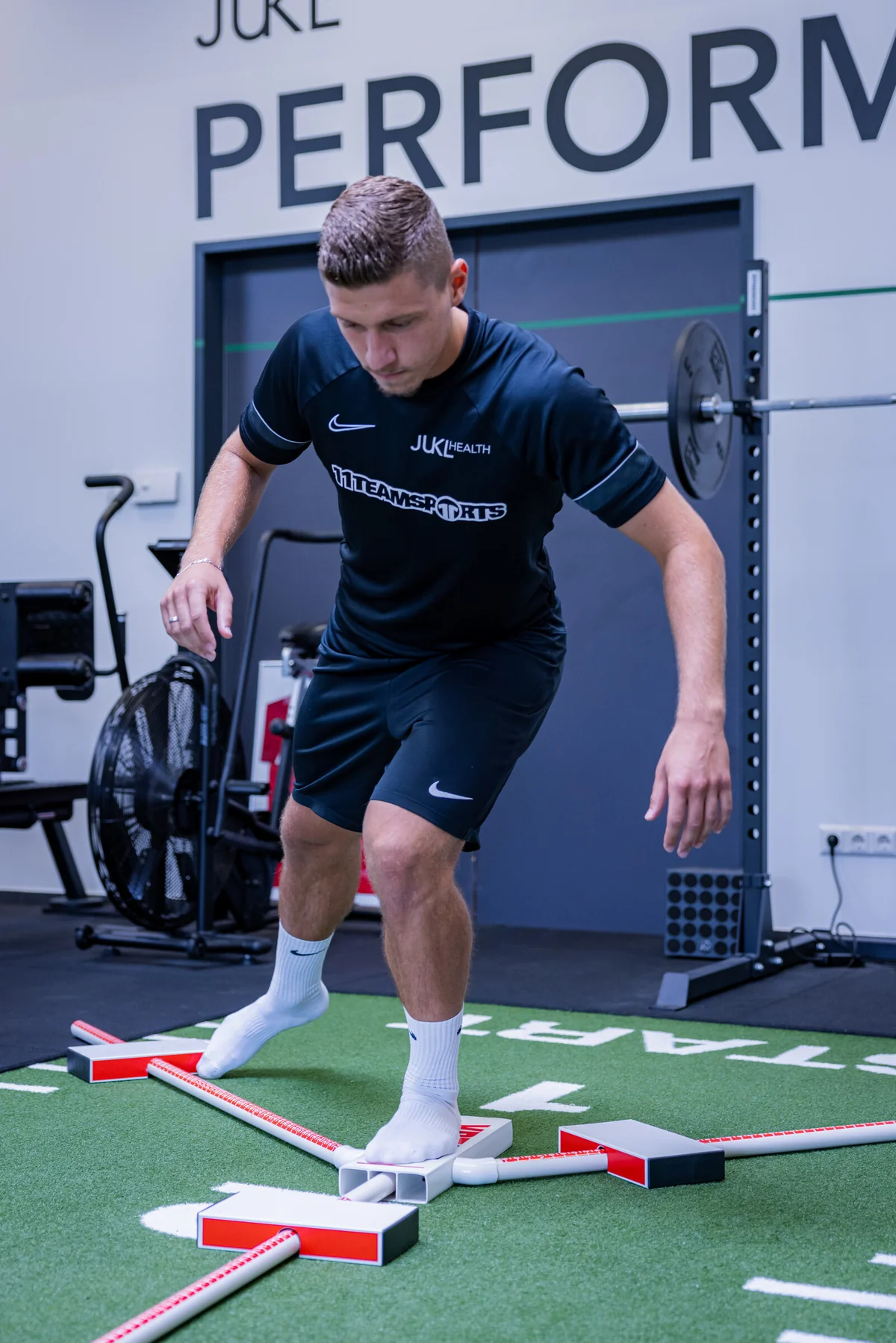 Athlet beim Y-Balance-Test im Performance Club