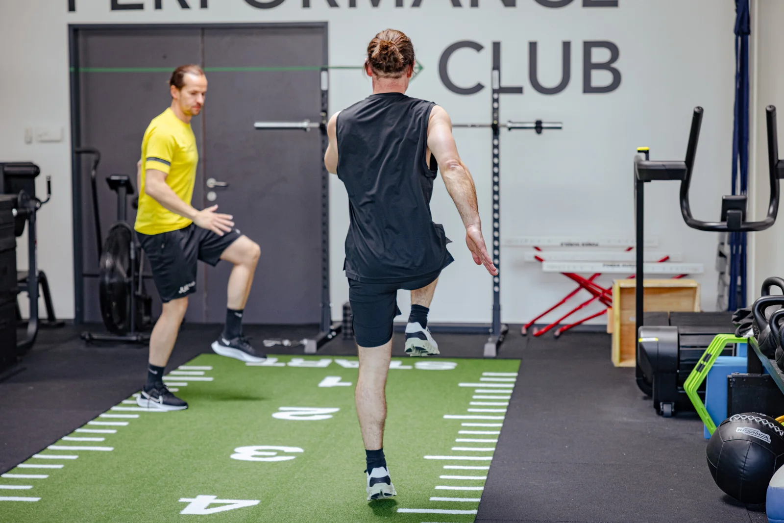 Koordinationsübung auf der Trainingsfläche im Performance Club