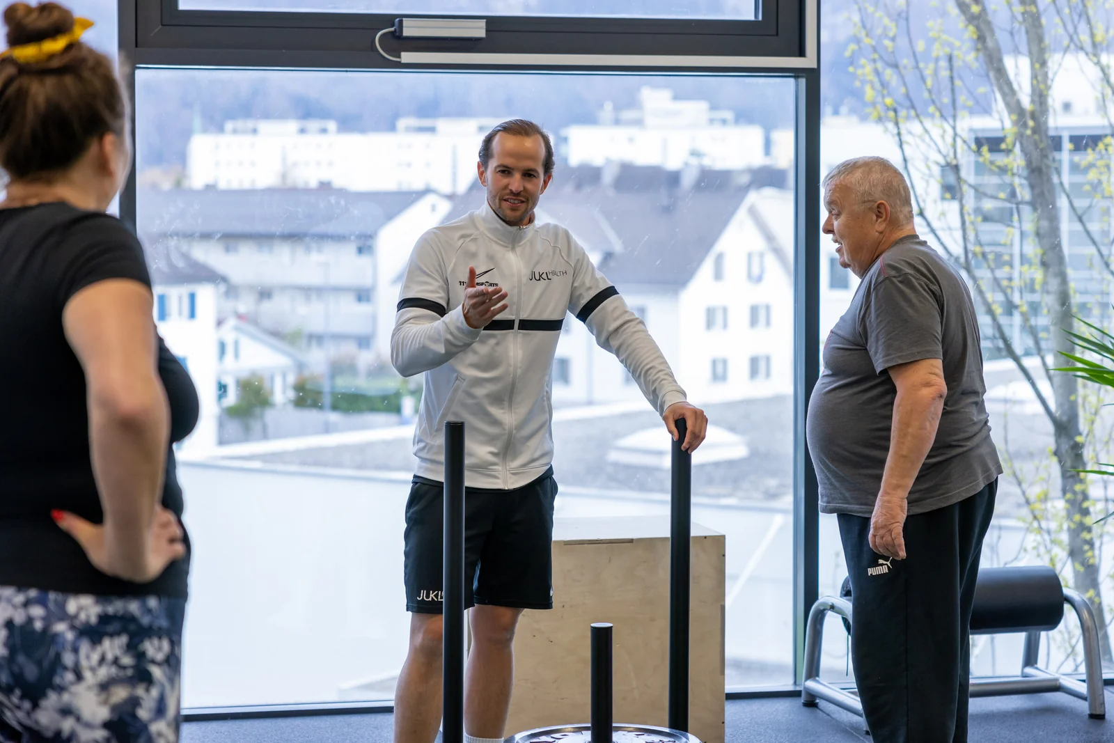 Coach trainiert mit zwei Teilnehmern im Performance Club