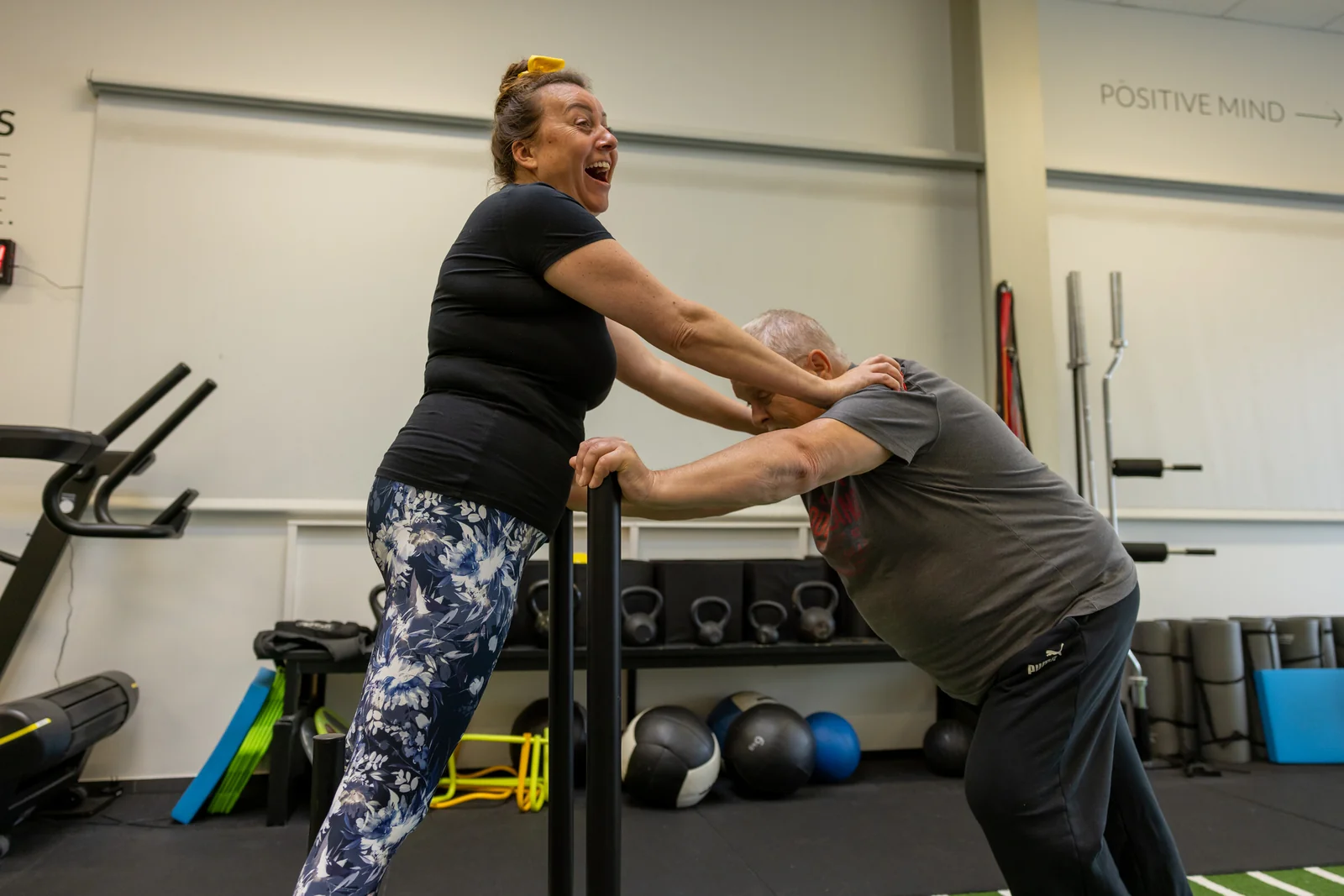 Zwei Trainingspartner bei einer Partnerübung