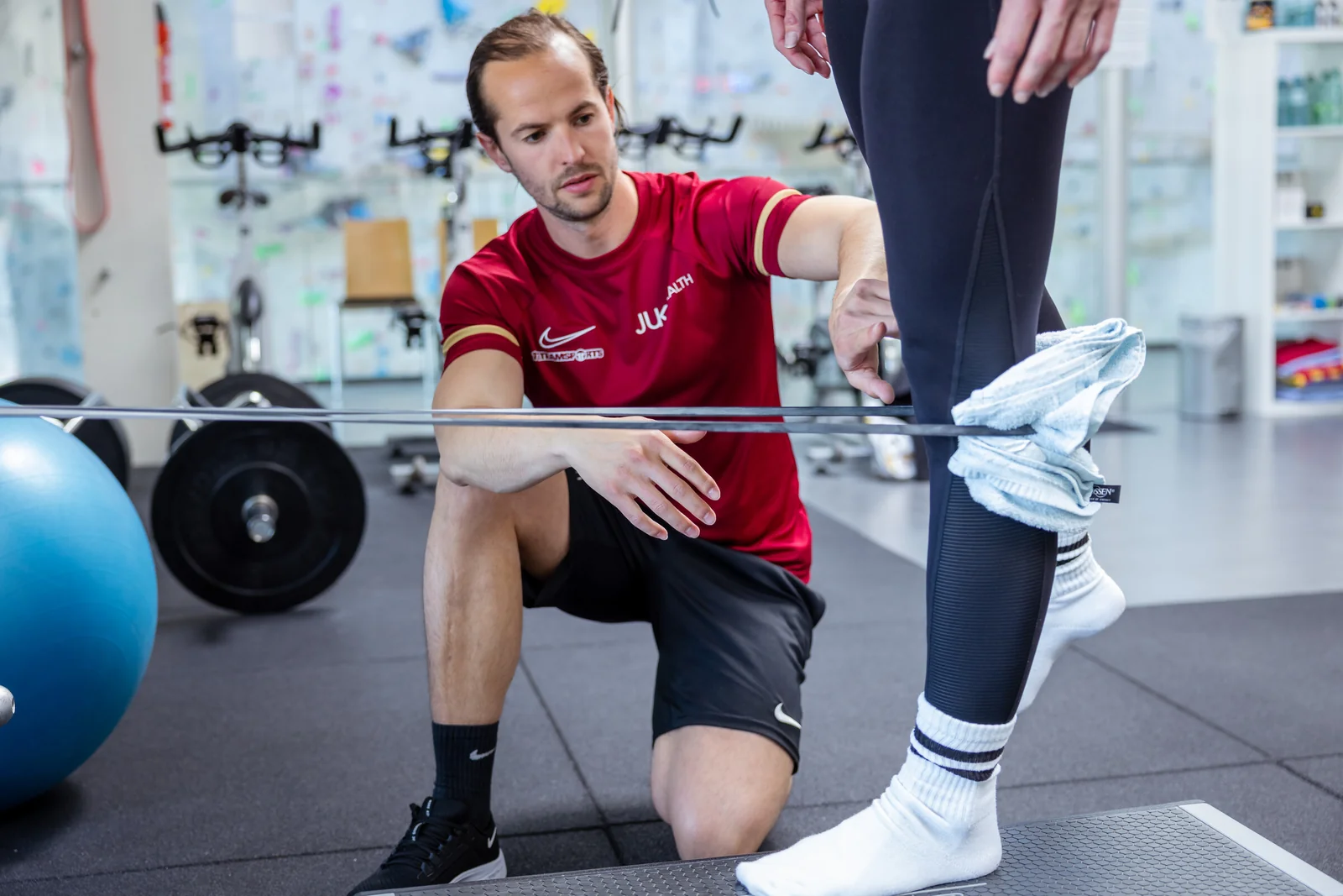 Physiotherapeut bei der Behandlung am Knie