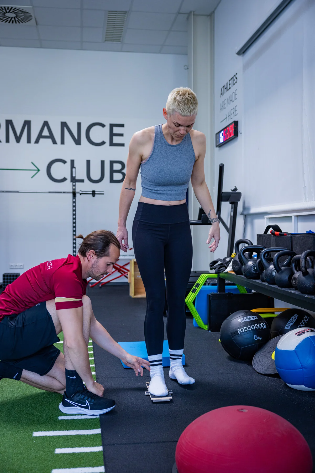 Physiotherapeutische Übung auf dem Balance-Board im Performance Club