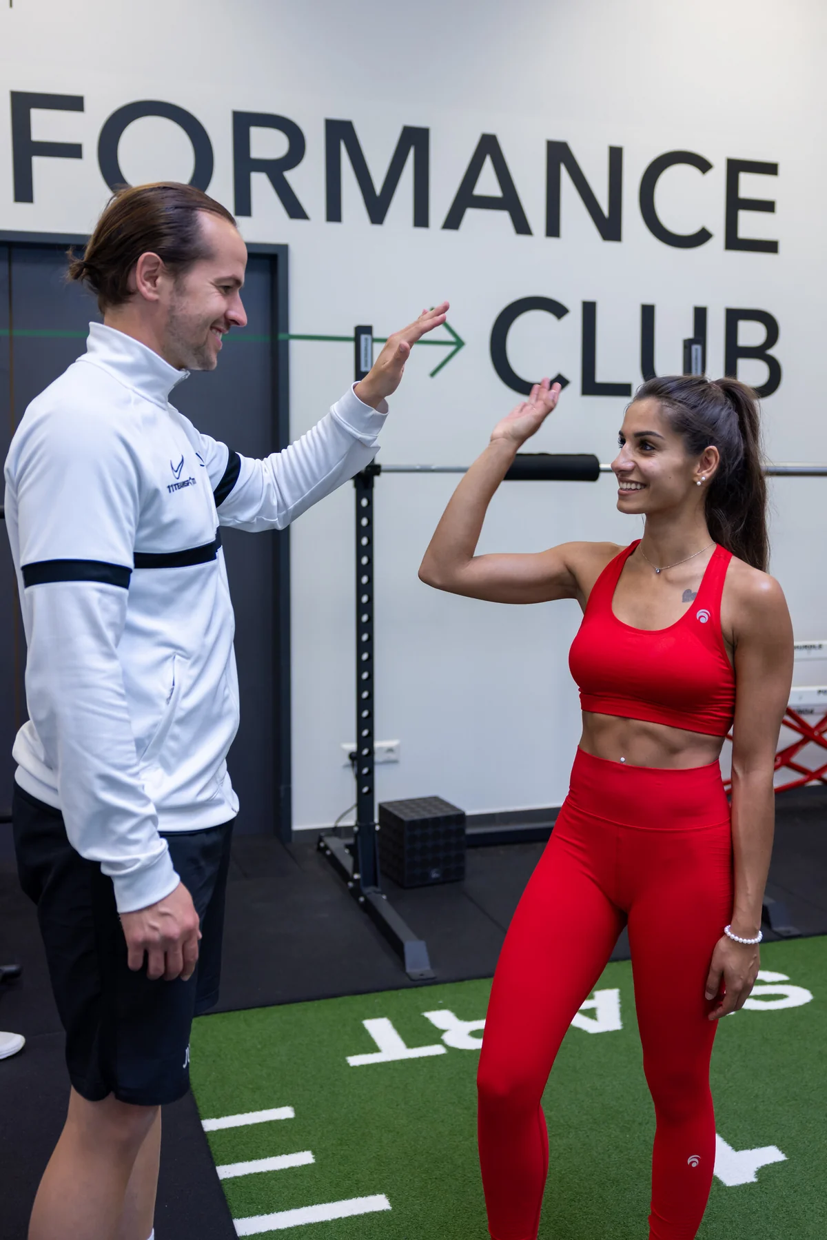 Coach und Kundin klatschen sich nach dem Training ab