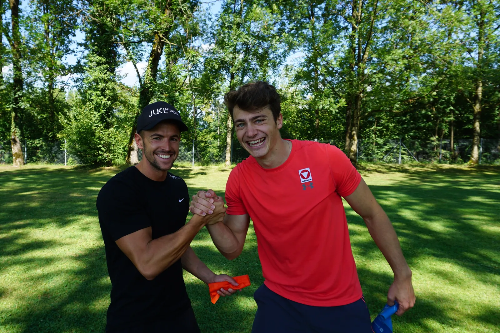 Julian Kleinheinz und Alessandro Hämmerle beim Handschlag nach dem Training