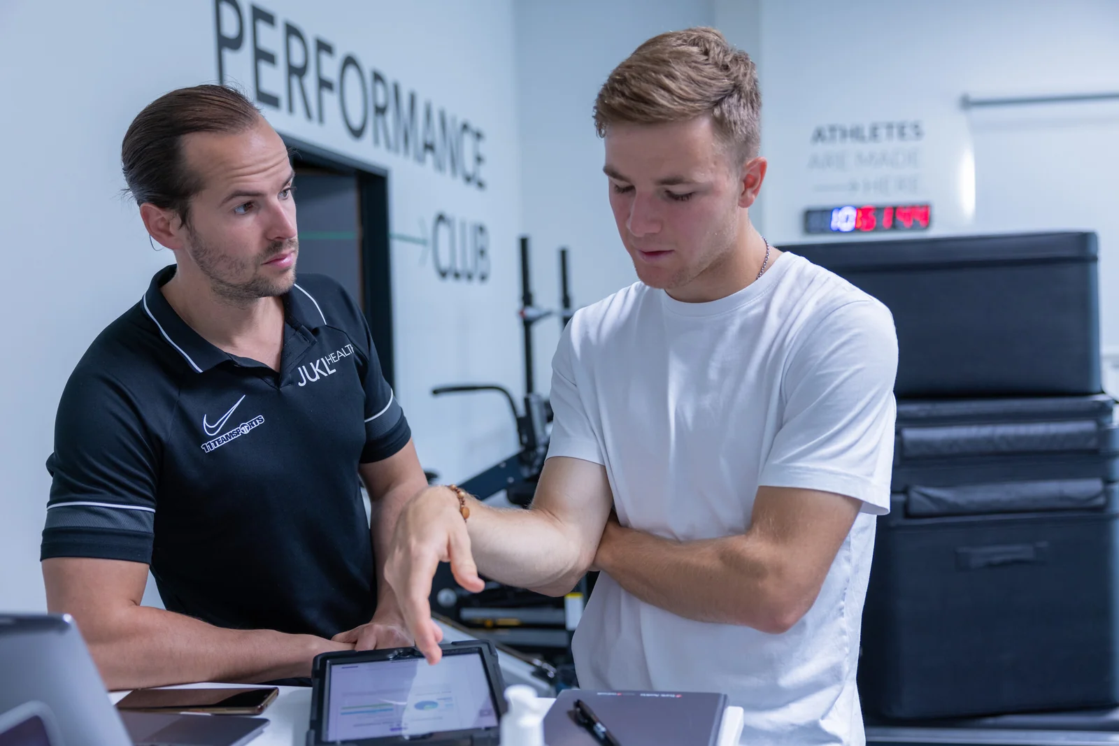 Trainingsplanung am Tablet gemeinsam mit dem Athleten
