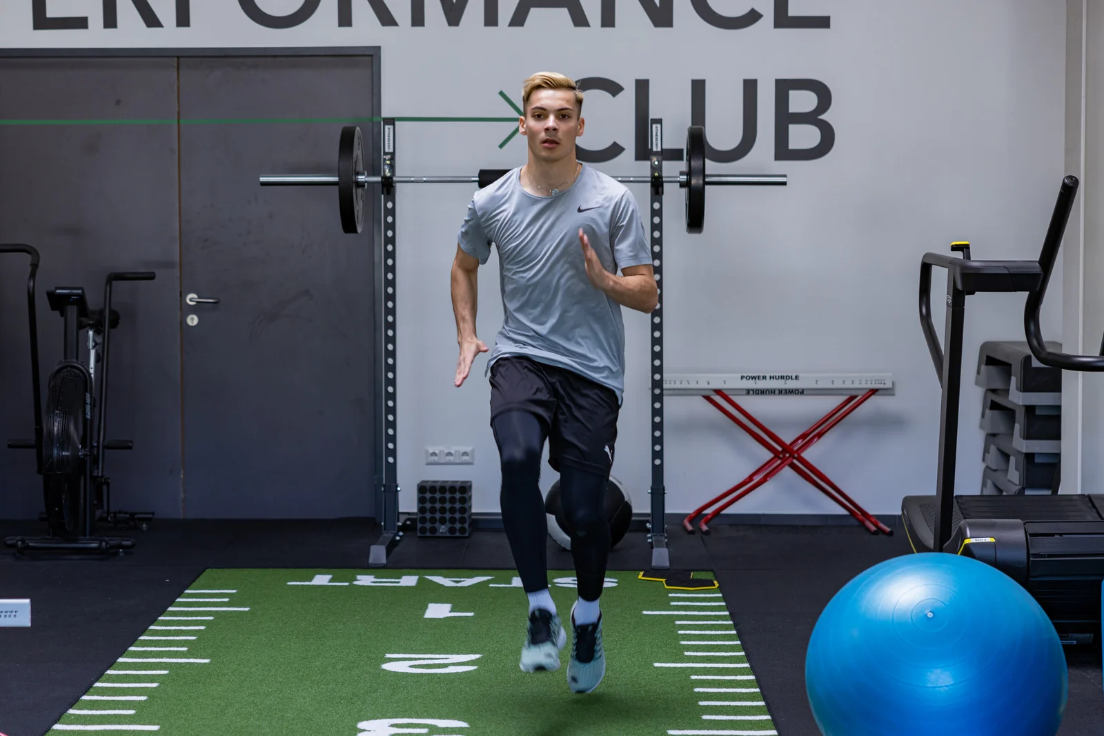 Athlet beim Sprint auf der Trainingsfläche