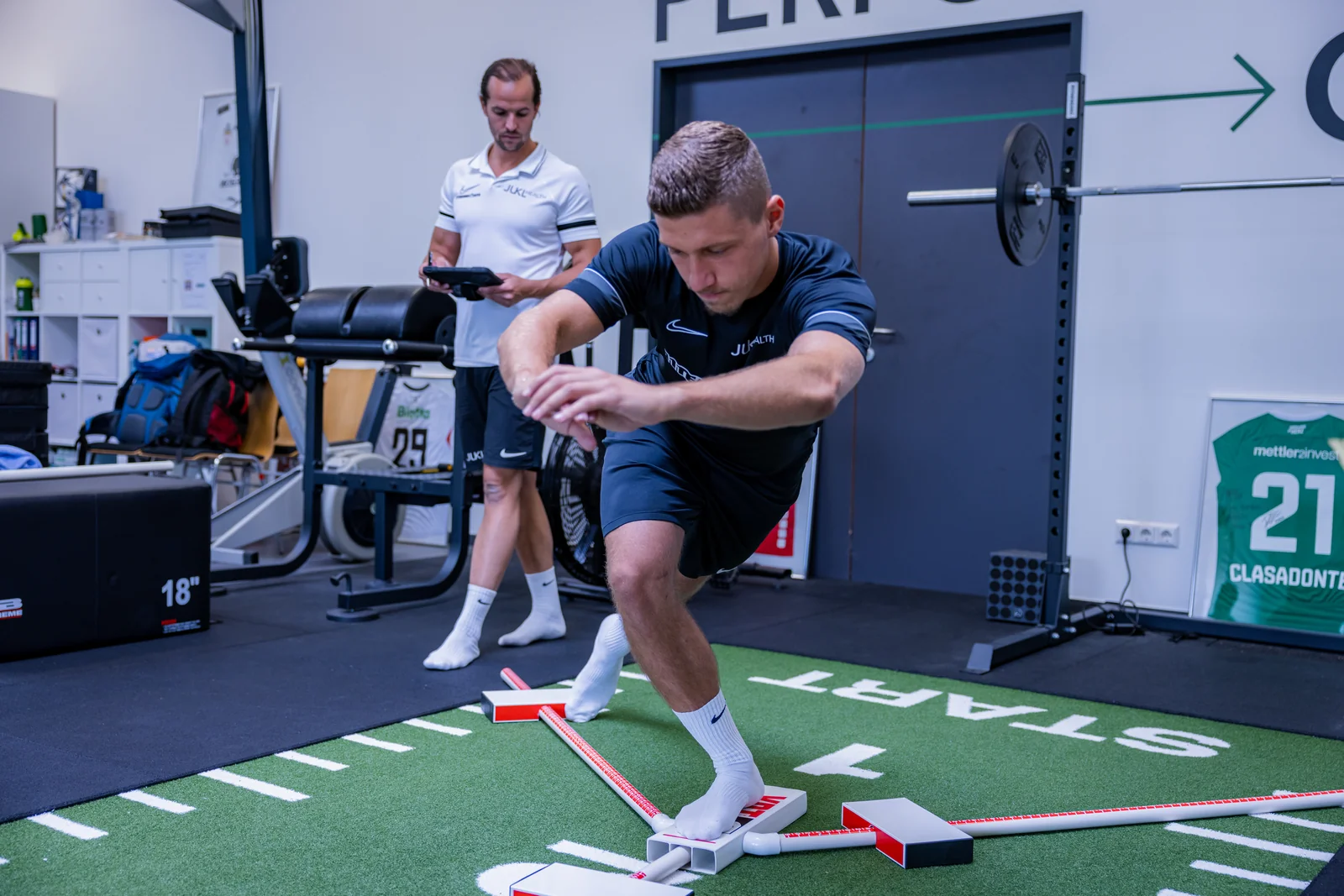 Athlet beim Y-Balance-Test im Performance Club